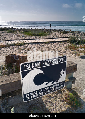 TSUNAMI-ERDBEBENZEICHEN KALIFORNIEN Tsunami-Erdbebengefährdungszone Schild & Figur an ruhiger Küste 27 km Fahrt Pacific Grove Monterey California USA Stockfoto