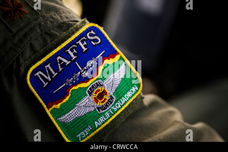 Maj. Ryan McCreight, 731. Airlift Squadron Pilot mit dem 302nd Airlift Wing auf Peterson AFB fliegt ein modulares Luftfeuerbekämpfungssystem ausgestattet C-130 Hercules Aircraftin Unterstützung des Waldo Canyon Wildfeuer in Colorado Springs, CO am 27. Juni 2012. Vier mit MAFFS ausgestattete Flugzeuge der 302. Und 153. Airlift Wings flogen zur Unterstützung des U.S. Forest Service, als sie in Colorado Brände bekämpften. MAFFS ist ein eigenständiges Luftbrandbekämpfungssystem, das 3,000 Gallonen Wasser oder feuerhemmende in weniger als fünf Sekunden entladen kann, und deckt einen Bereich ein Viertel einer Meile lang durch 100 Fuß breit. Stockfoto