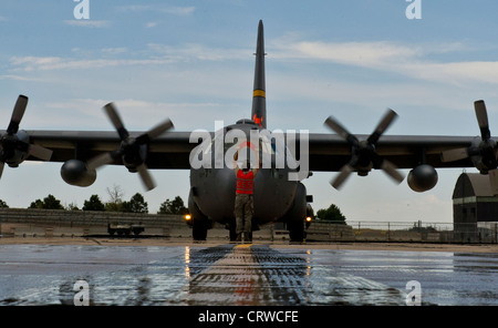 Die 731. Luftlift Squadron, 302. Luftlift Wing bei Peterson AFB verwenden modulare Luftfeuerwehr-System ausgestattet C-130 Hercules Flugzeuge, um auf den Waldo Canyon Wildbrand in Colorado Springs, CO am 27. Juni 2012 reagieren. Vier mit MAFFS ausgestattete Flugzeuge der 302. Und 153. Airlift Wings flogen zur Unterstützung des U.S. Forest Service, als sie in Colorado Brände bekämpften. MAFFS ist ein eigenständiges Luftbrandbekämpfungssystem, das 3,000 Gallonen Wasser oder feuerhemmende in weniger als fünf Sekunden entladen kann, und deckt einen Bereich ein Viertel einer Meile lang durch 100 Fuß breit. Stockfoto