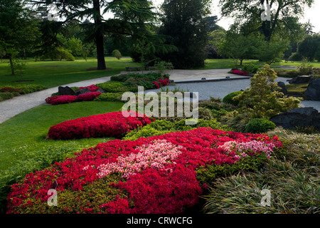 Blumenbeeten und Bäumen an einem Abschnitt der Kew Garden in London in England. Stockfoto