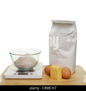 Backzutaten auf einem Holzbrett vor einem weißen Hintergrund Stockfoto
