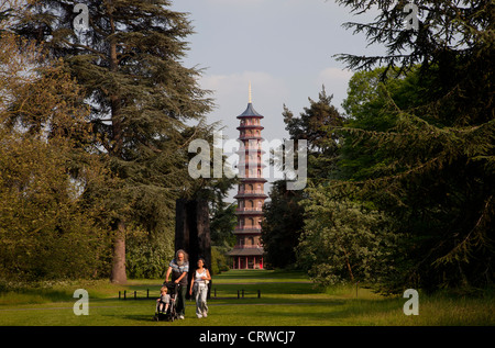 Umgeben von großen Bäumen, ist 50 m 10-geschossige Pagode das höchste Bauwerk in Kew Gardens in London in England. Stockfoto