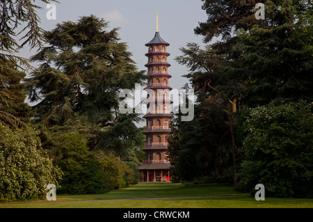 Umgeben von großen Bäumen, ist 50 m 10-geschossige Pagode das höchste Bauwerk in Kew Gardens in London in England. Stockfoto