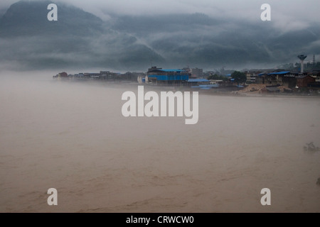 Ein Fluss schwillt und überläuft seinen Banken und Überschwemmungen eine Stadt bei großflächigen Überschwemmungen im Gaungyaun in Nord-Sichuan in China. Stockfoto