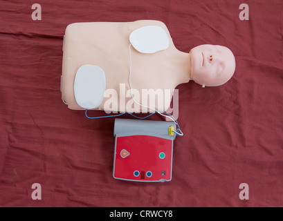 AED verwendet in CPR-training Stockfoto