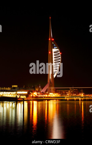 Spinnaker Tower bei Nacht Stockfoto