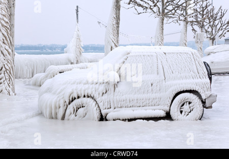 Ein Auto im Eis stecken Stockfoto