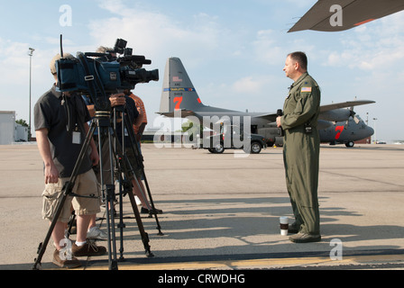 Oberstleutnant Brian Ratchford, MAFFS mission Commander für die 145 Airlift Wing, spricht mit mehreren Reportern vor der Abreise für Peterson Air Force Base, Colo, Feuer im gesamten Rocky Mountain Area können Sie über die Modulare luftgestützten Brandbekämpfung System kämpfen zu unterstützen. Stockfoto