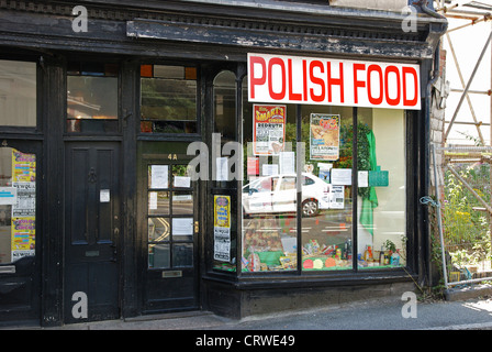 Ein Tante-Emma-Laden in Redruth, Cornwall, Werbung polnisches Essen Stockfoto