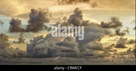 Dunkle Gewitterwolken Abendhimmel - Panorama Stockfoto