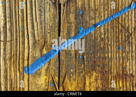 Blaue Farbtupfer auf Brettern Stockfoto