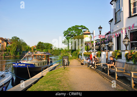 Die Swan Hotel und Uferweg, The Hythe, Egham, Surrey, England, Vereinigtes Königreich Stockfoto