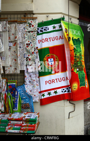 Handtücher für den Strand und Kunsthandwerk hängen vor Souvenir-Shop, Viana do Castelo, Nordportugal Stockfoto