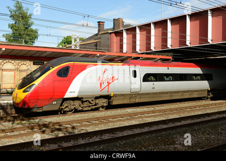 Natives Pendolino-Zug am Bahnhof Crewe Stockfoto