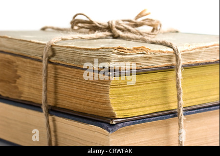 Stapel alter Bücher mit einem Seil gefesselt Stockfoto