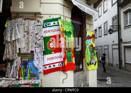 Handtücher für den Strand und Kunsthandwerk hängen vor Souvenir-Shop, Viana do Castelo, Nordportugal Stockfoto