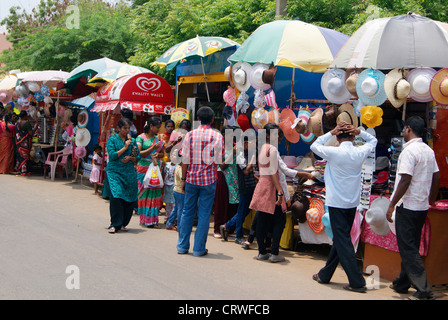 Viele der attraktiven Straßenrand kleine Straße Geschäfte mit lustige Überdachungen. Szene aus berühmten Mahabalipuram in Tamil Nadu, Indien Stockfoto