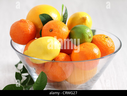 Frische Zitrusfrüchte in der vase Stockfoto