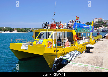 Hafenrundfahrt Katamaran in Port Mahón, Menorca, Balearen, Spanien Stockfoto