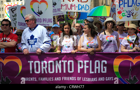 Brian Burke, Toronto Maple Leafs General Manager bei der 2012-Pride-Parade mit Rick Mercer abgebildet. 1. Juli 2012, Toronto Kanada Stockfoto