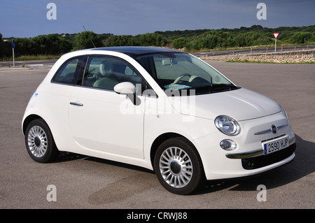 Weißen Fiat 500 Limousine, Menorca, Balearen, Spanien Stockfoto