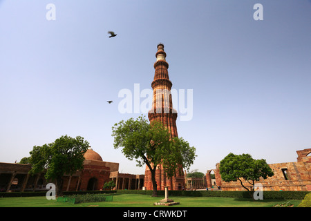 Qutab Minar, das UNESCO-Weltkulturerbe, Qutab Minar zählt zu den höchsten Turm der aus rotem Sandstein in Indien. Stockfoto