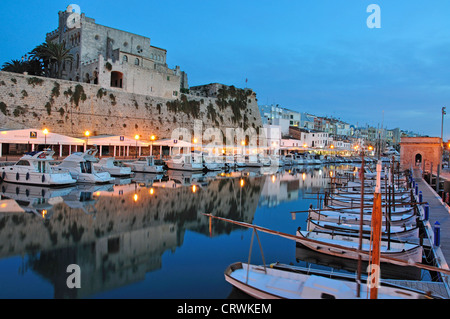 Blick auf den Hafen in der Abenddämmerung, Ciutadella de Menorca, Menorca, Balearen, Spanien Stockfoto