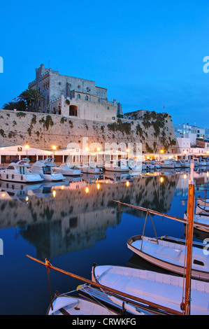 Blick auf den Hafen in der Abenddämmerung, Ciutadella de Menorca, Menorca, Balearen, Spanien Stockfoto