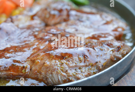 Rind Entrecôte mit köstlichen sauce Stockfoto