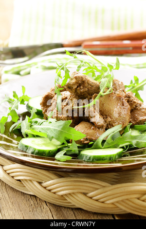 köstlicher Salat mit Rucola und Huhn Leber Stockfoto