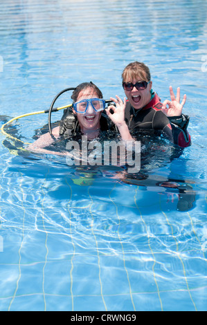 Tauchlehrer und Student in einem Schwimmbad Stockfoto