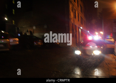 Verschwommenes Bild von Seattle Polizei-Auto in einer Seitenstraße im Regen. Stockfoto