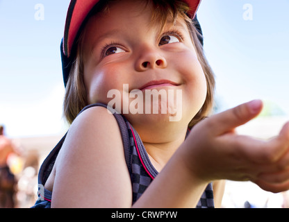 Wirklich nettes Kind posiert und positive Emotionen wie "keine Sorge glücklich sein" Stockfoto