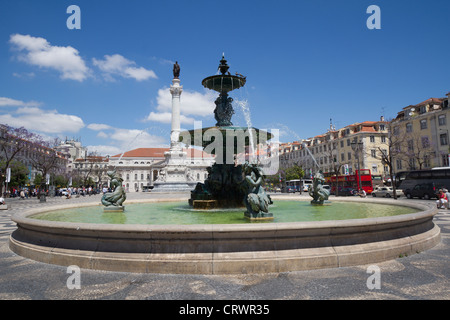 Barocker Brunnen am Rossio Platz der lebendigsten Placa in Lissabon mit wellenförmigen Kopfsteinpflaster Steinmuster, Portugal Stockfoto