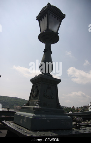 Lampe auf der Kettenbrücke in Budapest, Ungarn Stockfoto