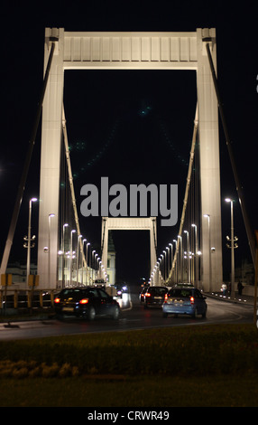 Elisabethbrücke (Ungarisch: Erzsébet híd) ist die dritte neueste Brücke aus Budapest. Stockfoto