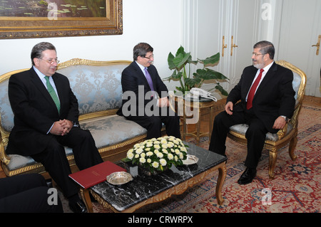 Neu gewählte trifft der ägyptische Präsident Mohamed Morsi mit der türkische Außenminister Ahmet Davutoglu, im Präsidentenpalast. Stockfoto