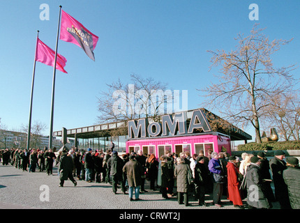 Besucher in die Warteschlange für MoMA-Ausstellung in Berlin Stockfotografie - Alamy