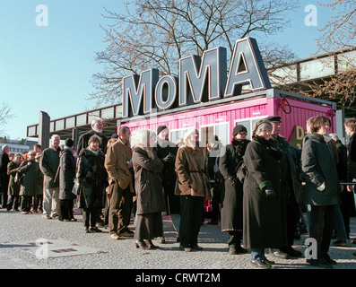 Besucher in die Warteschlange für die MoMA-Ausstellung in Berlin Stockfotografie -