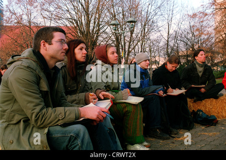 Auffällige Schüler bei einem Vortrag im freien Stockfoto