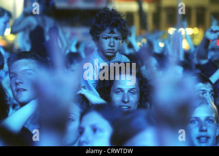 Ein Kind auf seines Vaters Schultern bei einem Konzert Stockfoto