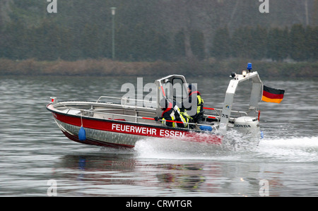 Feuerwehrleute mit dem Schnellboot auf dem Baldeneysee in Essen Stockfoto