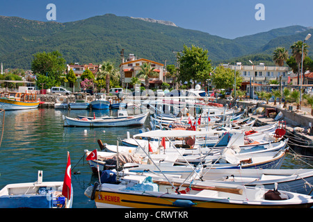 Kleine Fischerboote im Hafen von türkischen Stockfoto