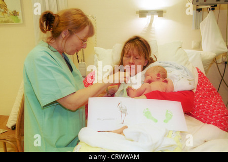 Eine Hebamme Pflege Mutter und Kind nach der Geburt Stockfoto