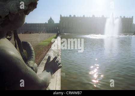 Ein Brunnen in den Gärten von Versailles bei Paris Stockfoto