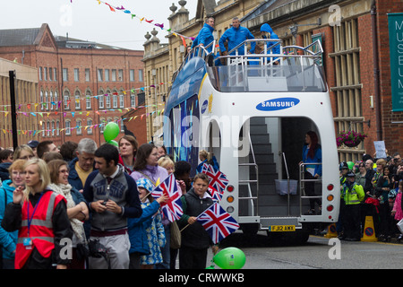 Der Olympische Fackellauf St Giles St Northampton England Stockfoto