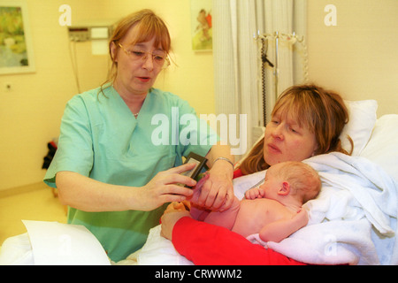 Eine Hebamme Pflege Mutter und Kind nach der Geburt Stockfoto