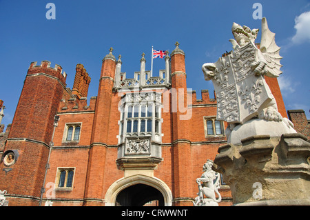 Große Gatehouse Eingang, Hampton Court Palace, Hampton, Londoner Stadtteil Richmond upon Thames, London, England, Vereinigtes Königreich Stockfoto