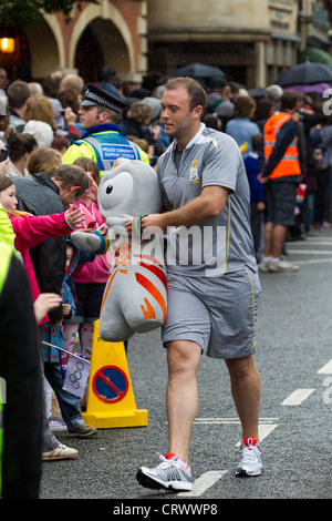 Der Olympische Fackellauf St Giles St Northampton England Stockfoto