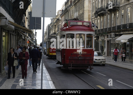 Straßenbahn in die Altstadt von Lissabon Stockfoto